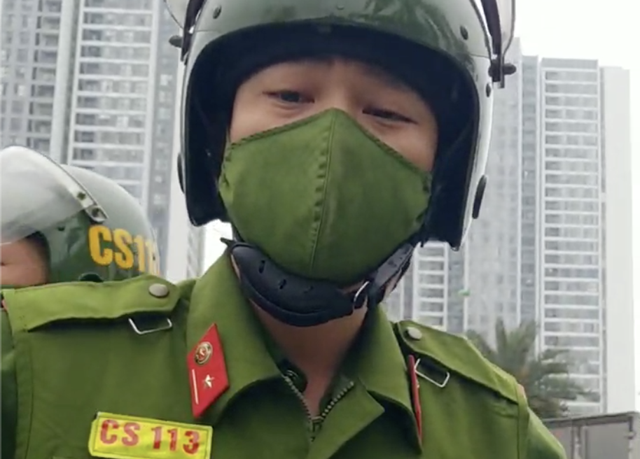 Nguoi mac trang phuc canh sat 113 xin loi tai xe xe may hinh anh