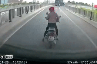 Tranh cai tinh huong phanh gap gay va cham giao thong hinh anh