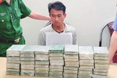 Chat dut duong day ma tuy xuyen quoc gia, thu giu 72 banh heroin hinh anh