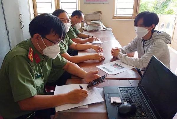 Nam thanh nien rao ban rap Dong Khoi tren Facebook hinh anh