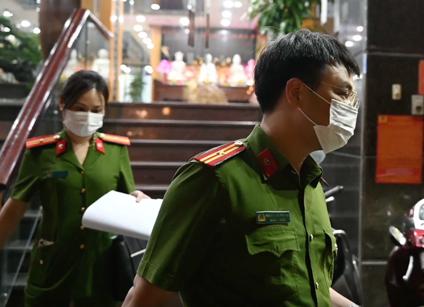 Canh sat, kiem sat vien xuat hien tai tru so Cong ty AIC hinh anh