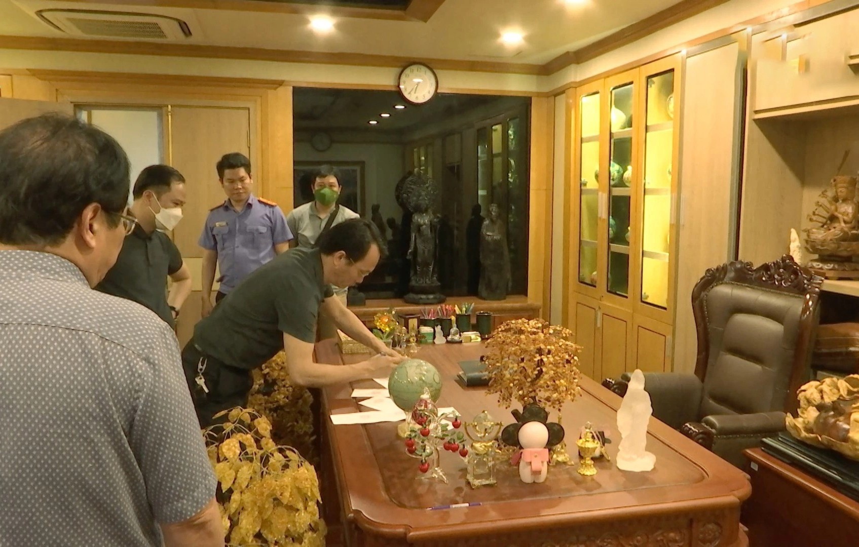 Canh kham xet noi lam viec cua cuu Chu tich AIC Nguyen Thi Thanh Nhan hinh anh