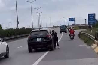 Nguoi phu nu nga sau khi bam viu vao canh cua oto hinh anh