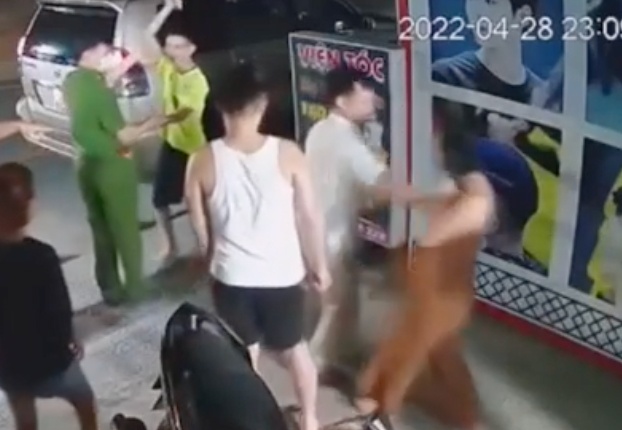 Phó công an phường đánh phụ nữ ảnh 2 Pho cong an phuong danh phu nu anh 2