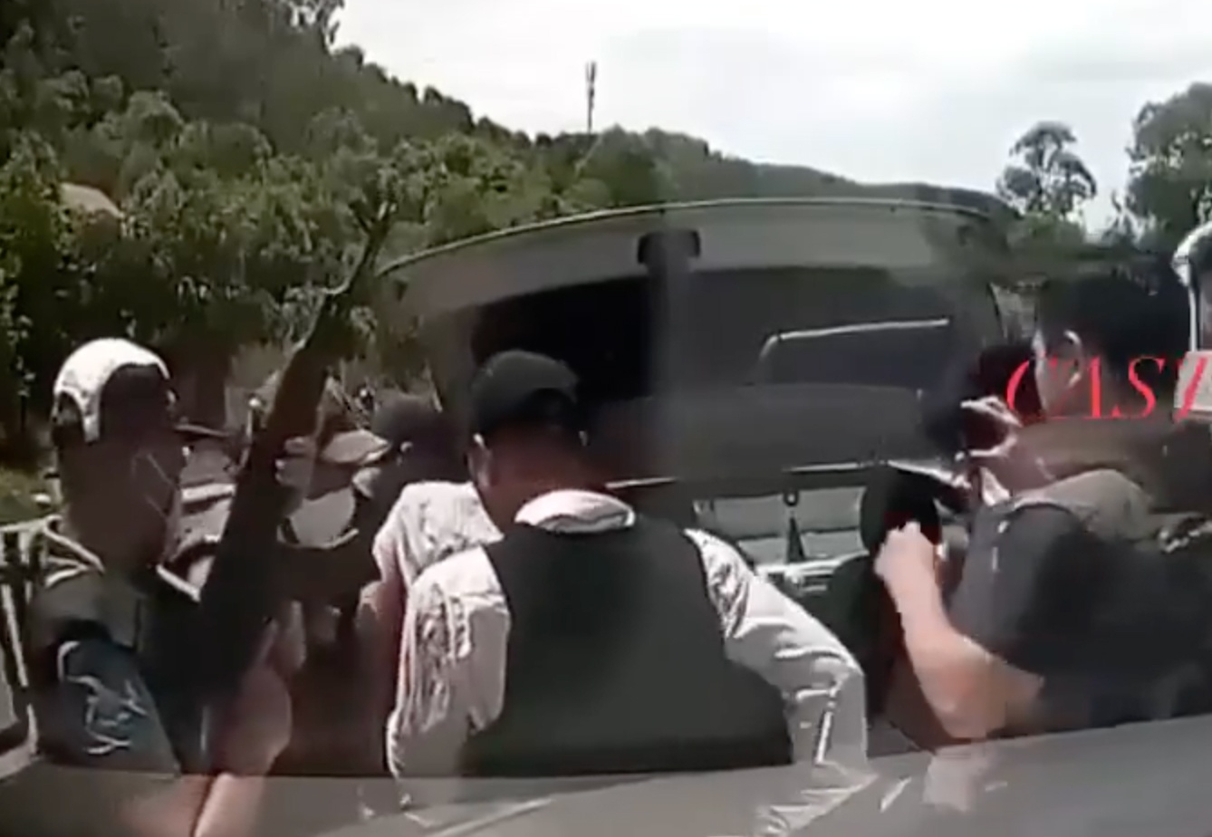 Canh sat truy duoi tai xe giau 5 kg ma tuy da trong cop xe hinh anh