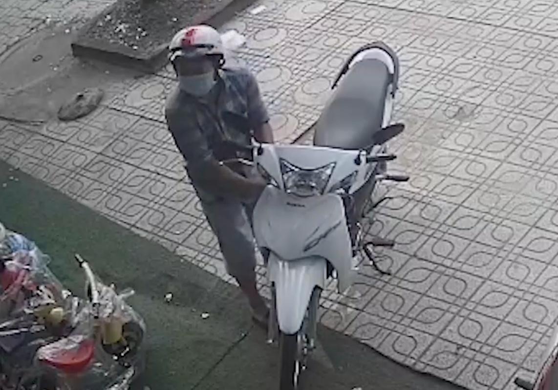 Ke gian be khoa xe may co 300 trieu trong cop hinh anh