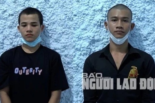 Hai be gai gap nan vi khong cho ten cuop chup hinh chung hinh anh