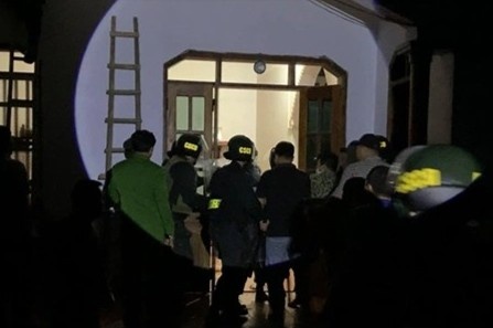 Giai cuu nguoi phu nu bi chong tam xang, bat giu lam con tin hinh anh