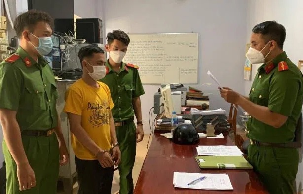 Bat them 1 nguoi trong vu can bo cong an bi danh trong thuong hinh anh
