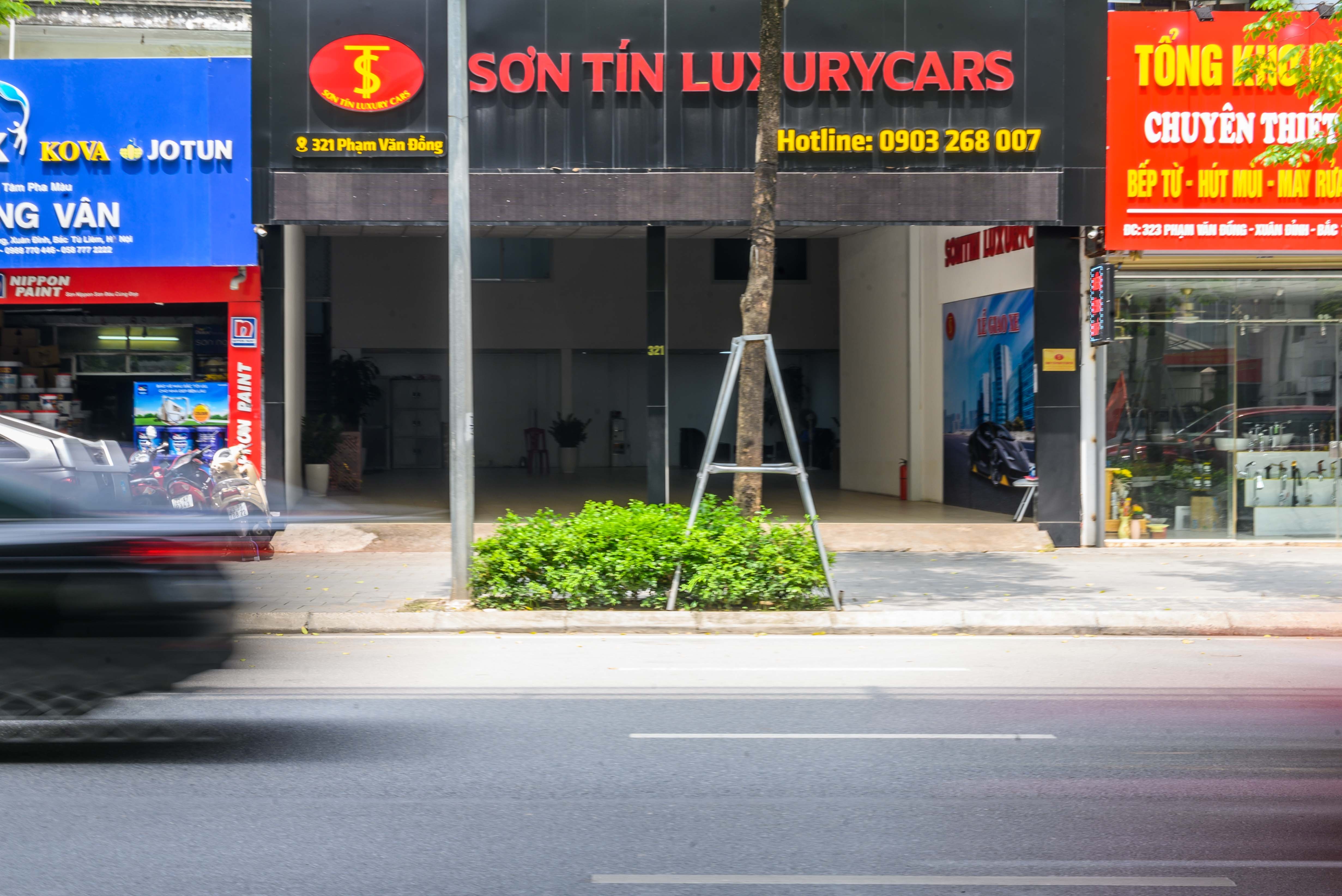 Showroom oto ban xe bieu tang anh 1