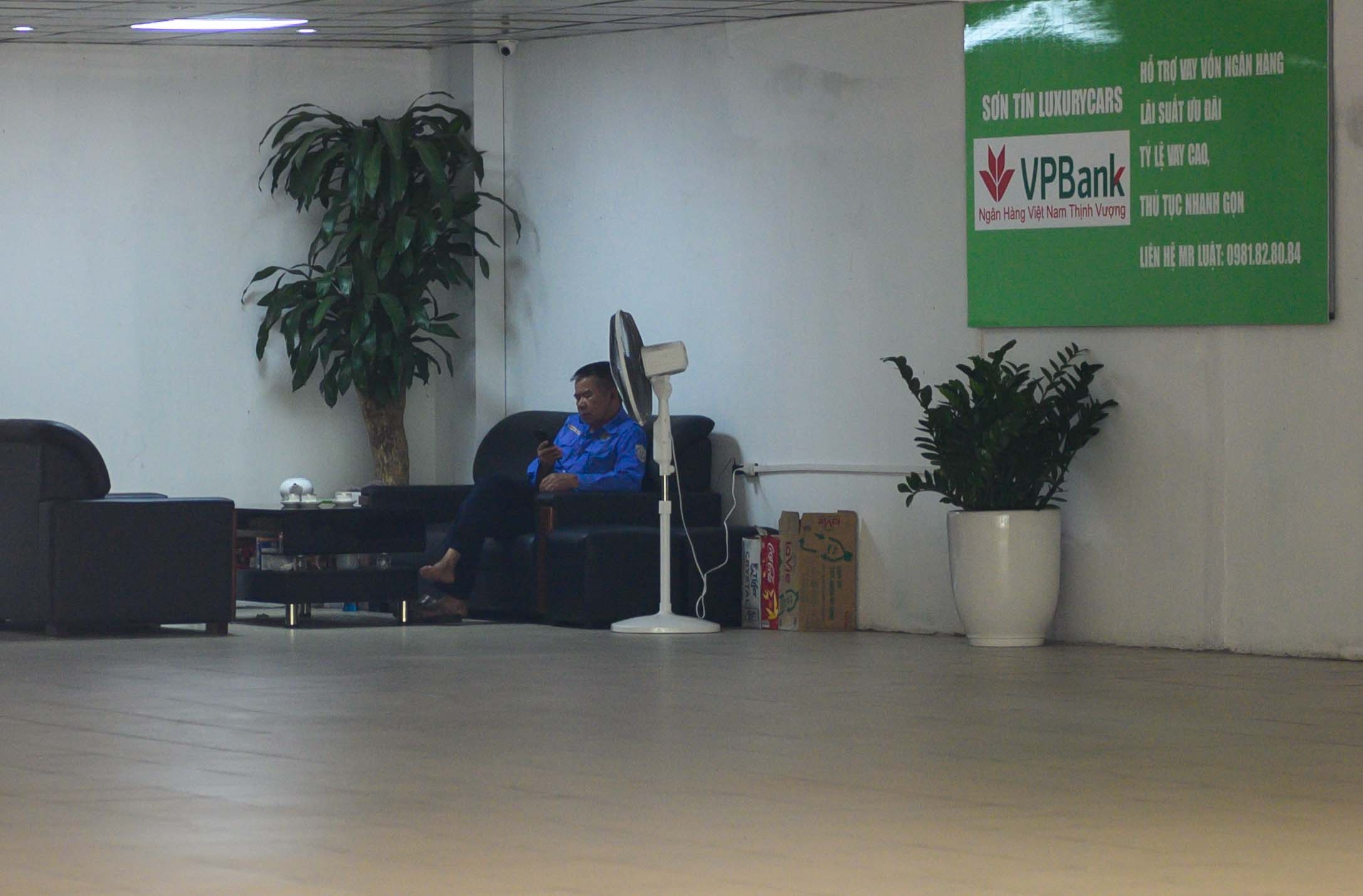 Showroom oto ban xe bieu tang anh 3