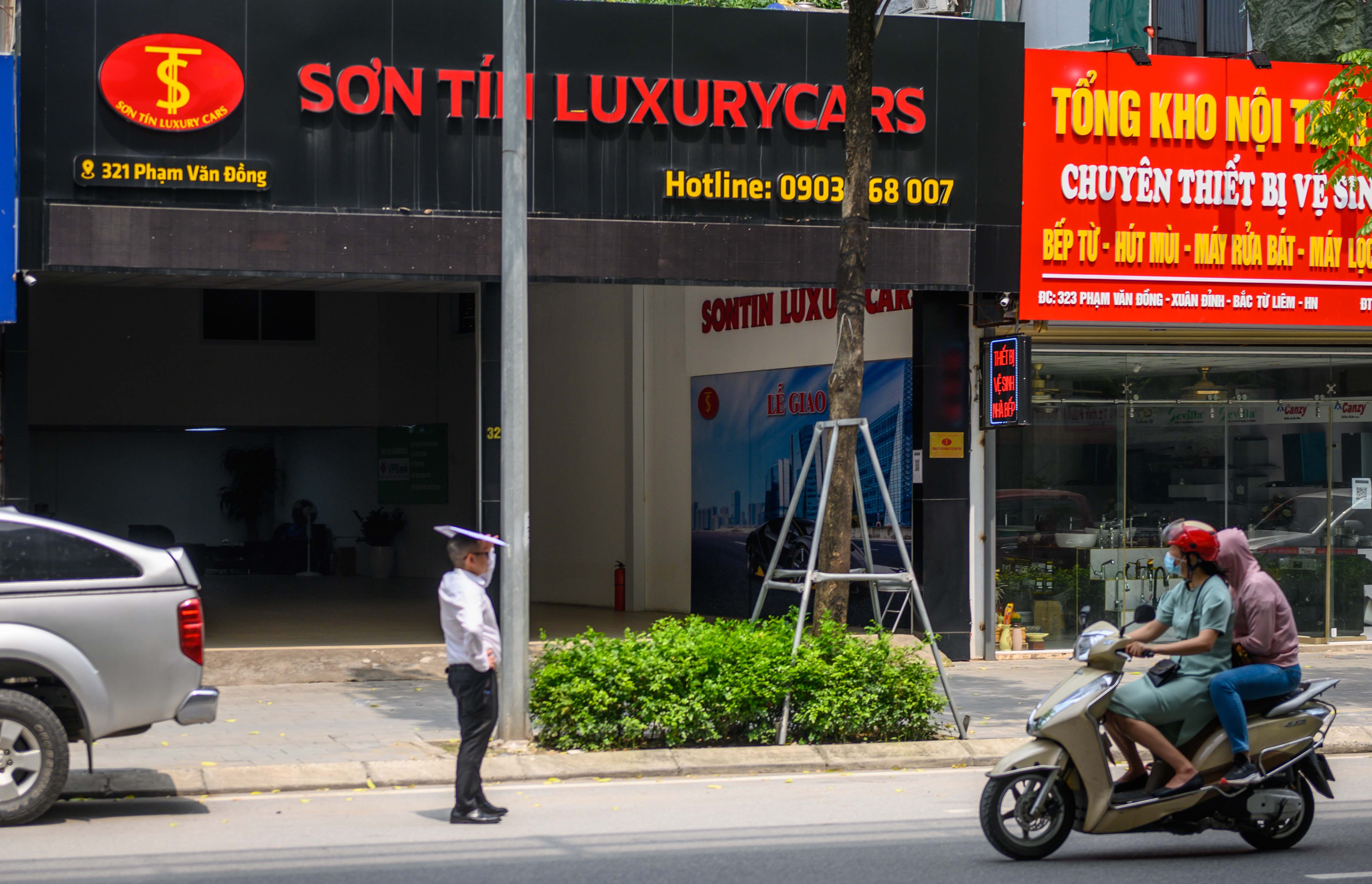 Hai showroom trong tron sau khi bi to ban oto nhap khau dang bieu tang hinh anh