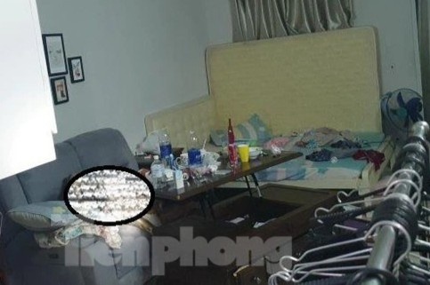 Thi the nu gioi khong mac ao trong can ho chung cu hinh anh