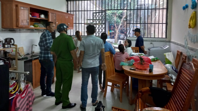 Nguoi moi gioi dat tu vong tai nha rieng hinh anh