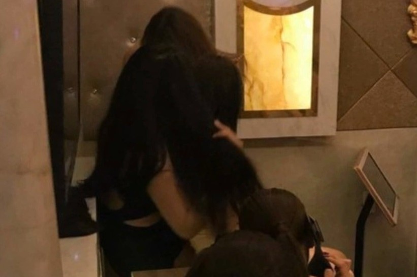 Xu ly chu nha hang co nu nhan vien an mac khieu goi phuc vu khach hinh anh