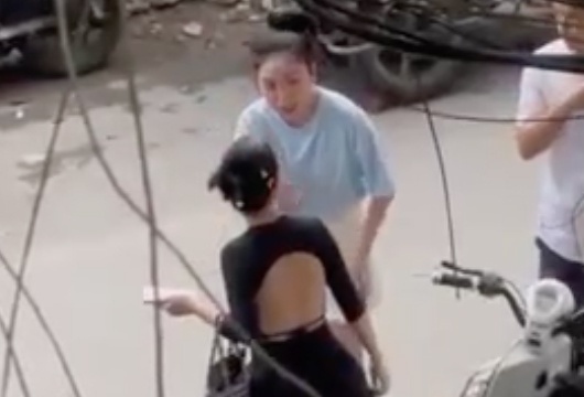 Nu tai xe bi hanh hung de nghi duoc giam dinh thuong tat hinh anh