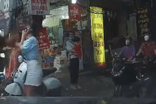 Nu tai xe oto bi hanh hung sau khi va cham giao thong hinh anh