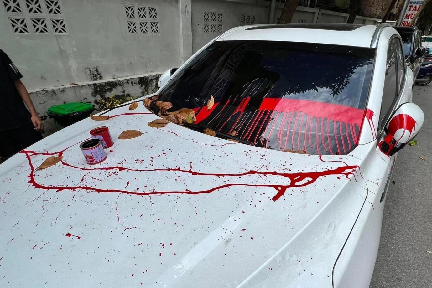 Xe hop bi tat son o Ha Noi hinh anh