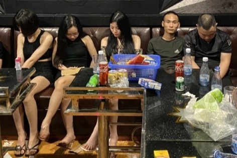 26 nguoi bay lac trong quan karaoke hinh anh