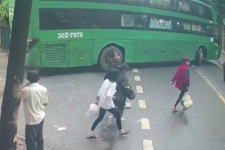 5 thieu nu duoc giai cuu sau loi moi goi viec nhe luong cao hinh anh