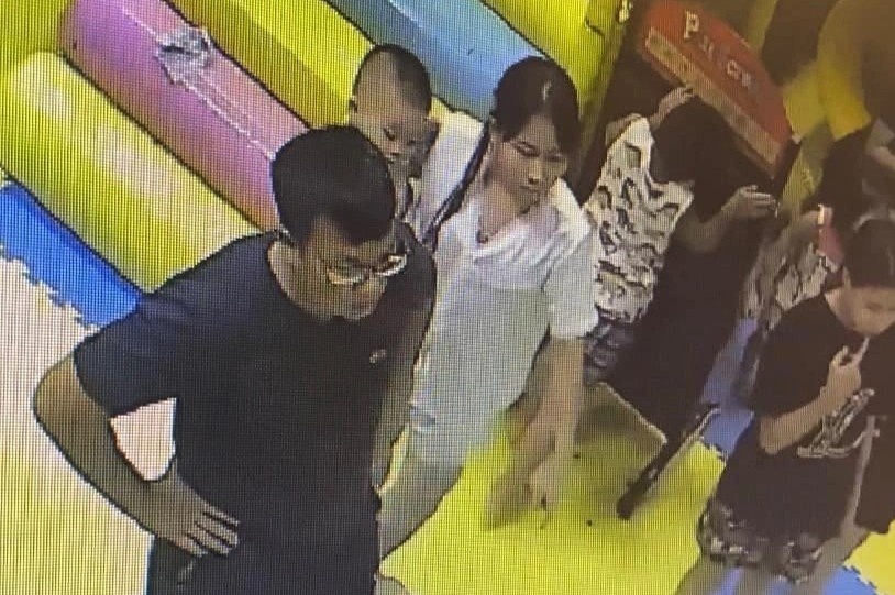 Bo be gai 4 tuoi lam viec voi cong an ve vu con bi danh hinh anh