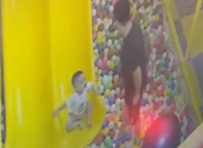 Nguoi dan ong co bi xu ly hinh su khi danh be 4 tuoi o khu vui choi? hinh anh