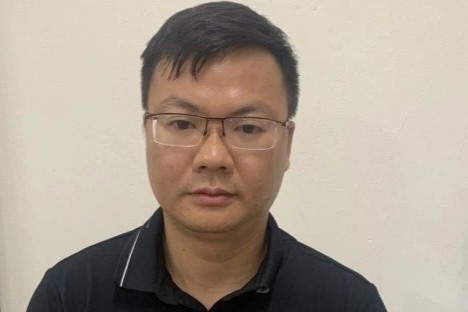 Danh be gai 4 tuoi o khu vui choi, nguoi dan ong khai gi? hinh anh