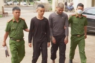 Bat giu 2 nghi pham danh chet nguoi truoc quan bar hinh anh