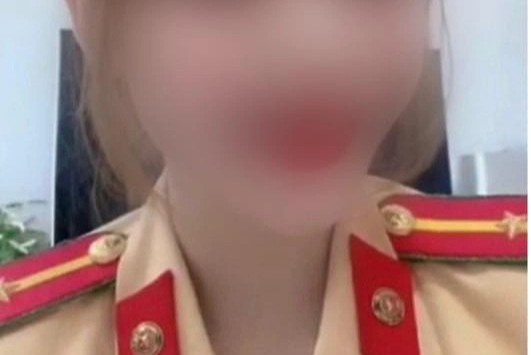 Nu TikToker mac ao CSGT de hut nguoi xem livestream hinh anh