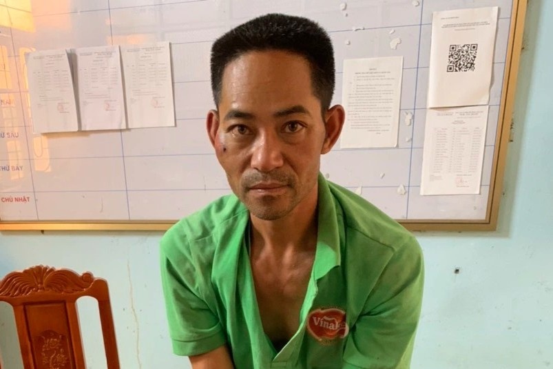 CSGT bi lai xe tai dam dao vao bung hinh anh