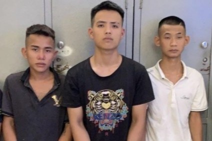 Bi di dao cuop dien thoai khi dang ngoi hong mat hinh anh