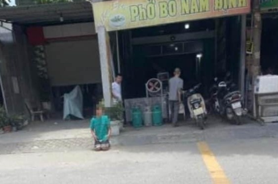 Xac minh hinh anh be gai quy truoc quan pho hinh anh