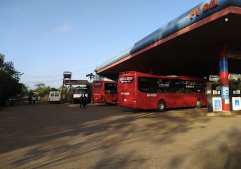 Cay xang bi khach to bom nhien lieu lan nuoc vao oto hinh anh