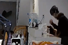 Co gai bi nam thanh nien hanh hung o quan spa hinh anh