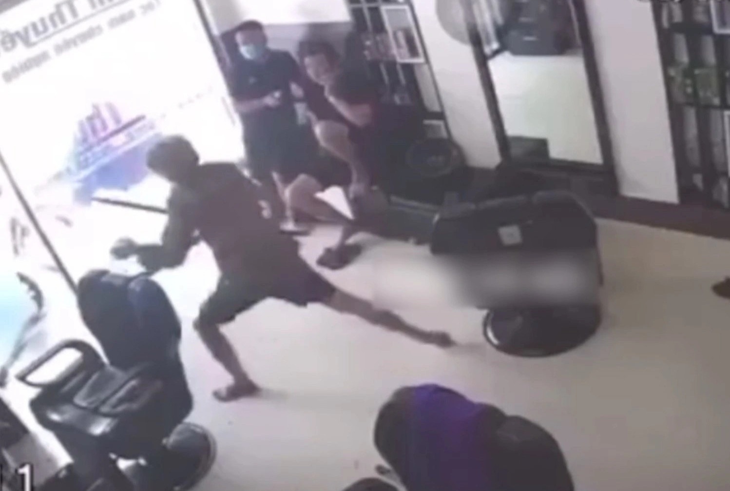 Tinh tiet dinh khung cho ke chem nguoi lia ban tay o tiem cat toc hinh anh