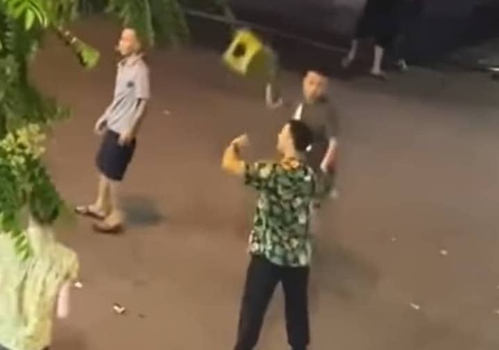 Lap ho so nhom danh hoi dong khach nuoc ngoai o pho co hinh anh
