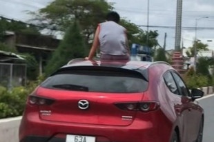 Phat 4 trieu dong doi voi nu tai xe de be trai ngoi tren mui oto hinh anh