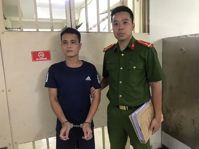 Nhan vien bao ve lay xe cua khach anh 1