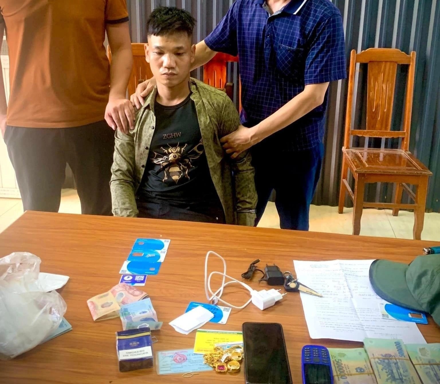 Pham nhan vuot nguc sa luoi anh 1