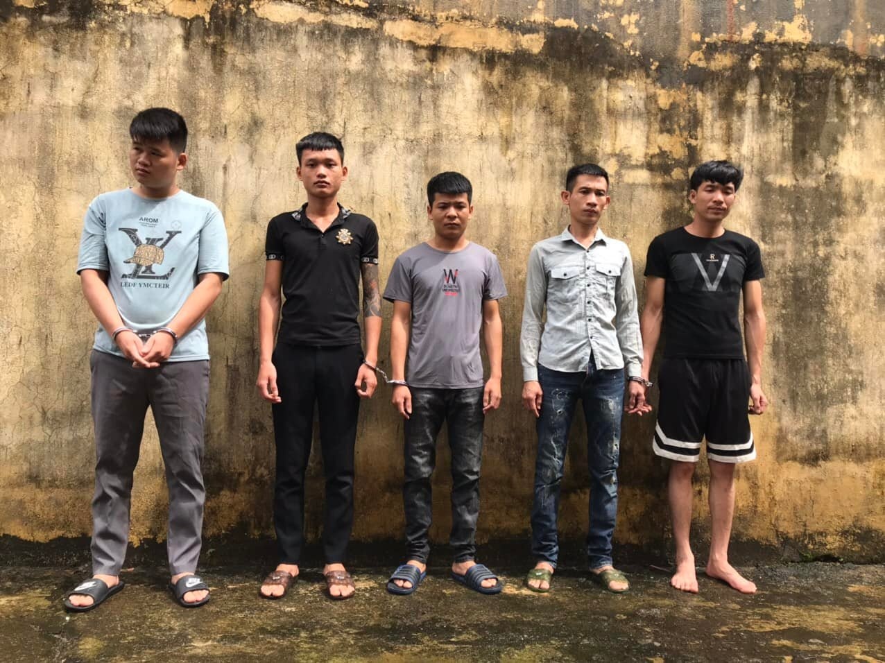 chem dut canh tay doi thu anh 1