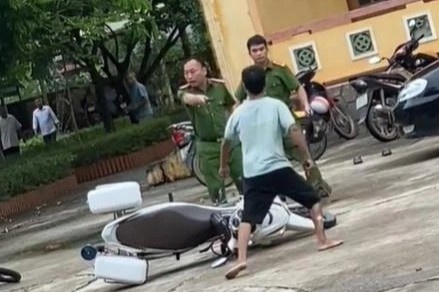 đuổi chém công an tại trụ sở ubnd  ảnh 1 duoi chem cong an tai tru so ubnd anh 1