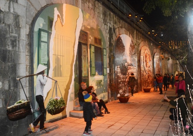 Xu phat nguoi dan ong te bay o pho bich hoa Phung Hung hinh anh