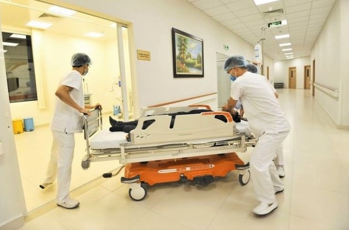 3 me con bi hang xom hat nuoc soi vao nguoi hinh anh