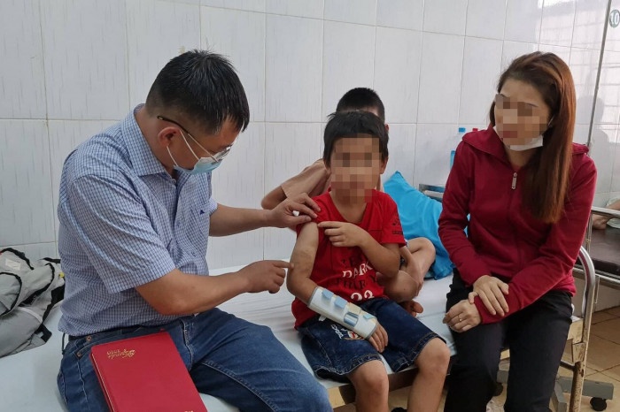 Cháu bé 9 tuổi bị đánh đập ảnh 2 Chau be 9 tuoi bi danh dap anh 2