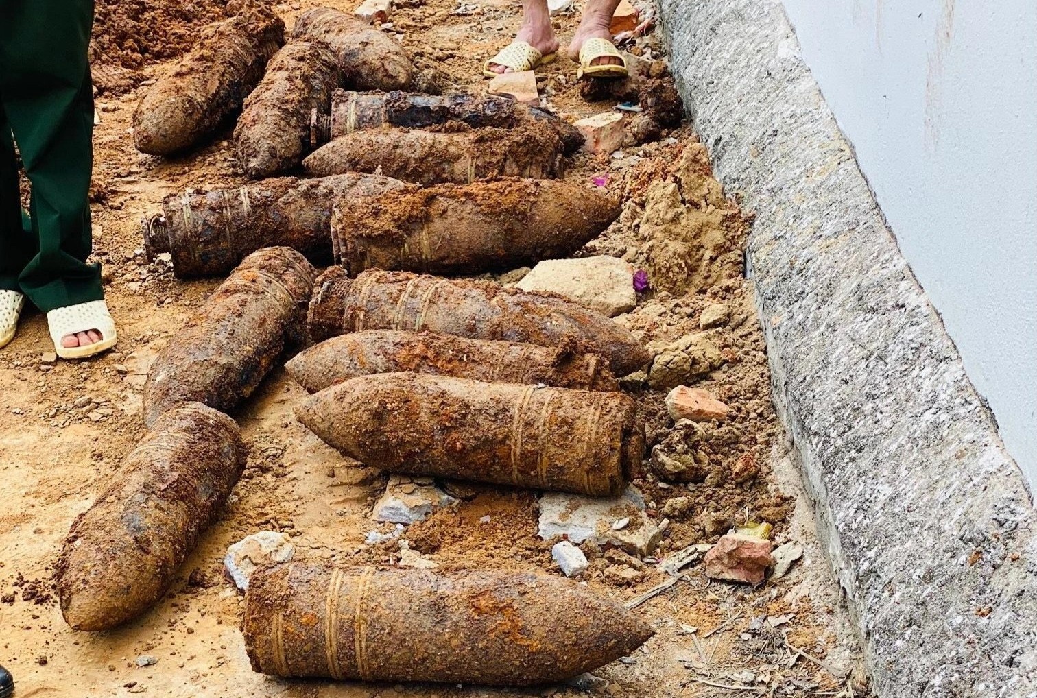 Phat hien hon mot tan dan phao khi dao mong nha hinh anh