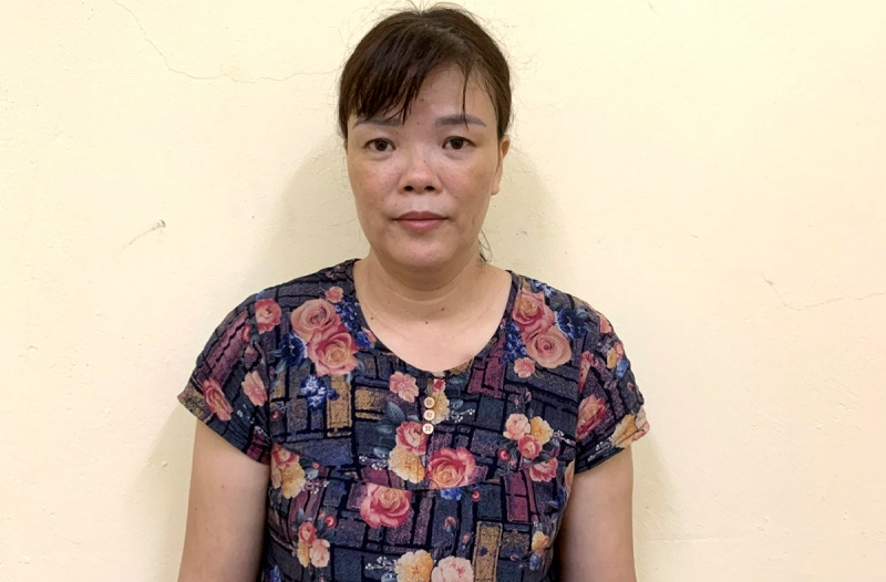 Nu quai chuyen moc tui khach ngoai quoc hinh anh