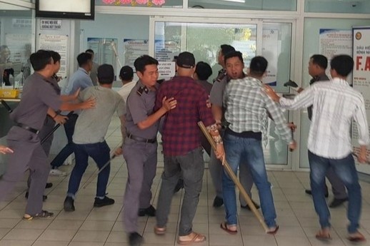 Nguoi nha benh nhan bop co bac si hinh anh