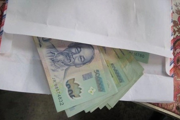 3 phong vien, cong tac vien bi dieu tra ve viec tong tien nguoi dan hinh anh