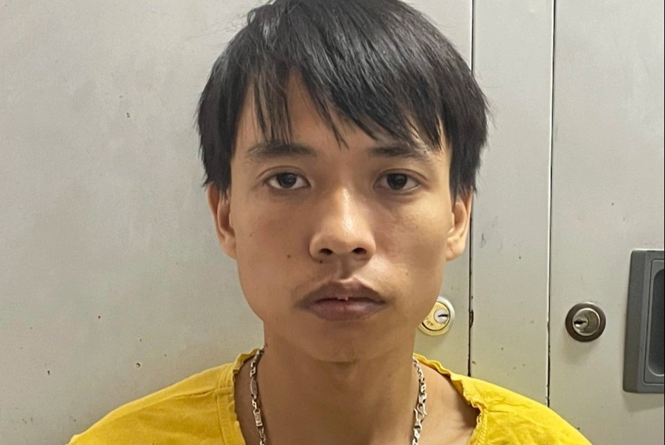 Chau trai 2 lan am sat bac ruot hinh anh