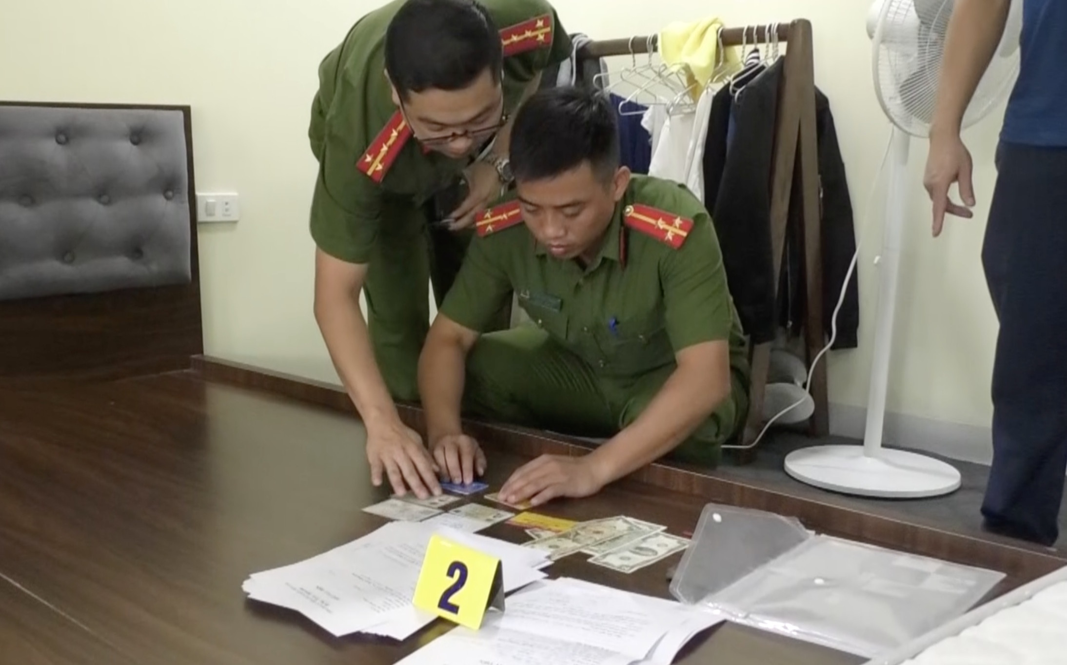 Kham xet noi o cua ke danh dap con no hinh anh